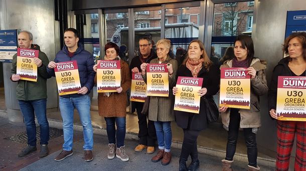 Representantes sindicales tras registrar la convocatoria de huelga, el pasado 9 de enero. Foto: ELA