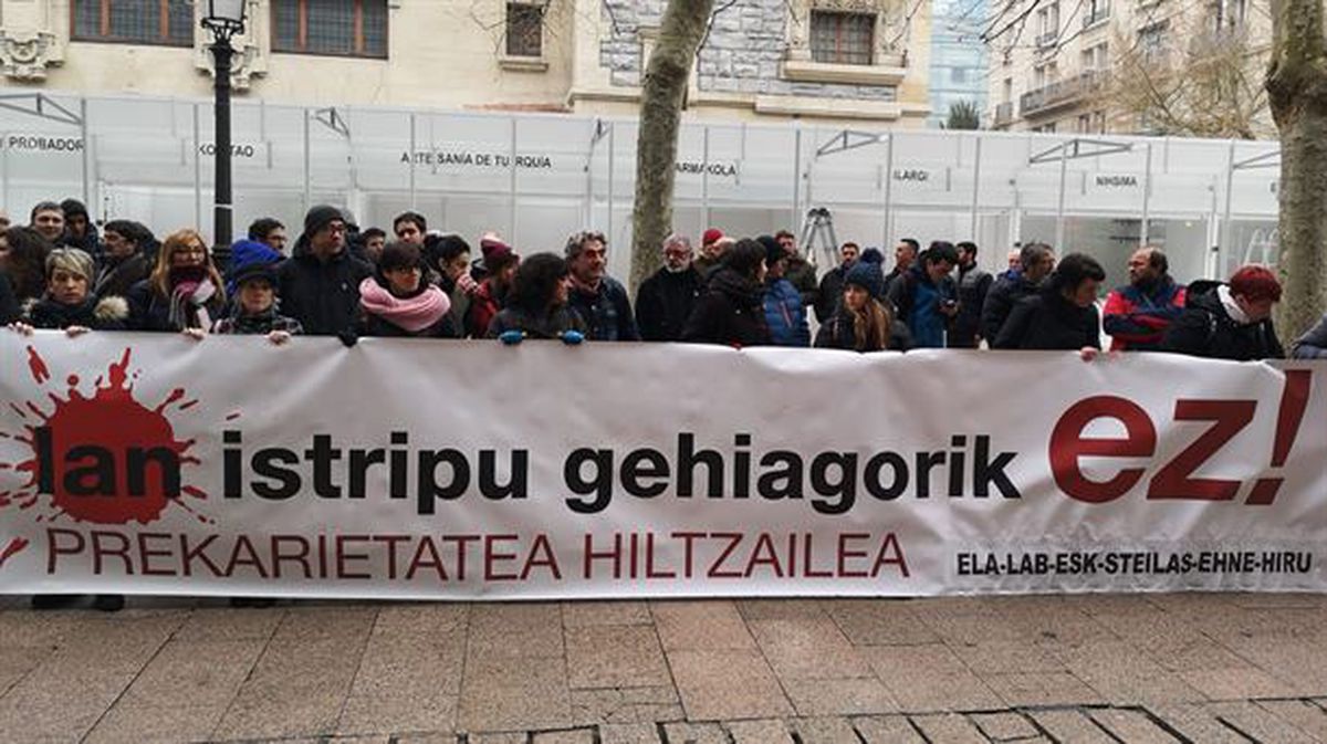 Concentración de trabajadores en Vitoria-Gasteiz tras un accidente laboral mortal.