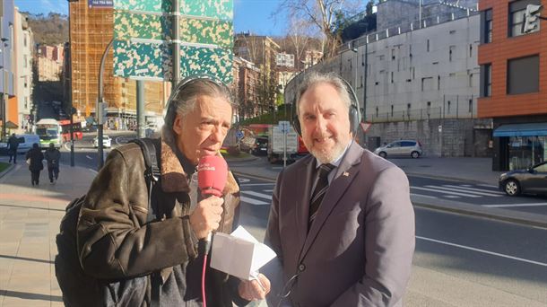 Alfonso Gil, con Juan Carlos de Rojo, junto a uno de los puntos de prestamo de bicis en Bilbao      