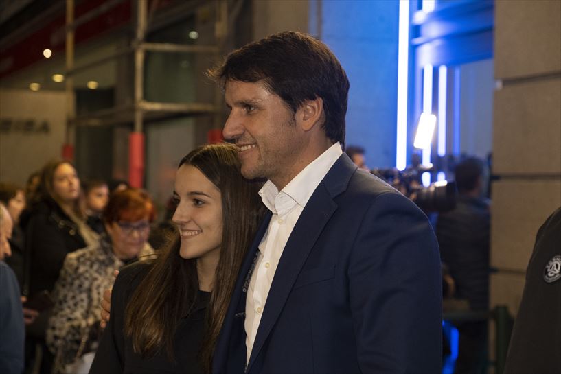 Eneko posa con una seguidora en el preestreno de 'El Conquis'