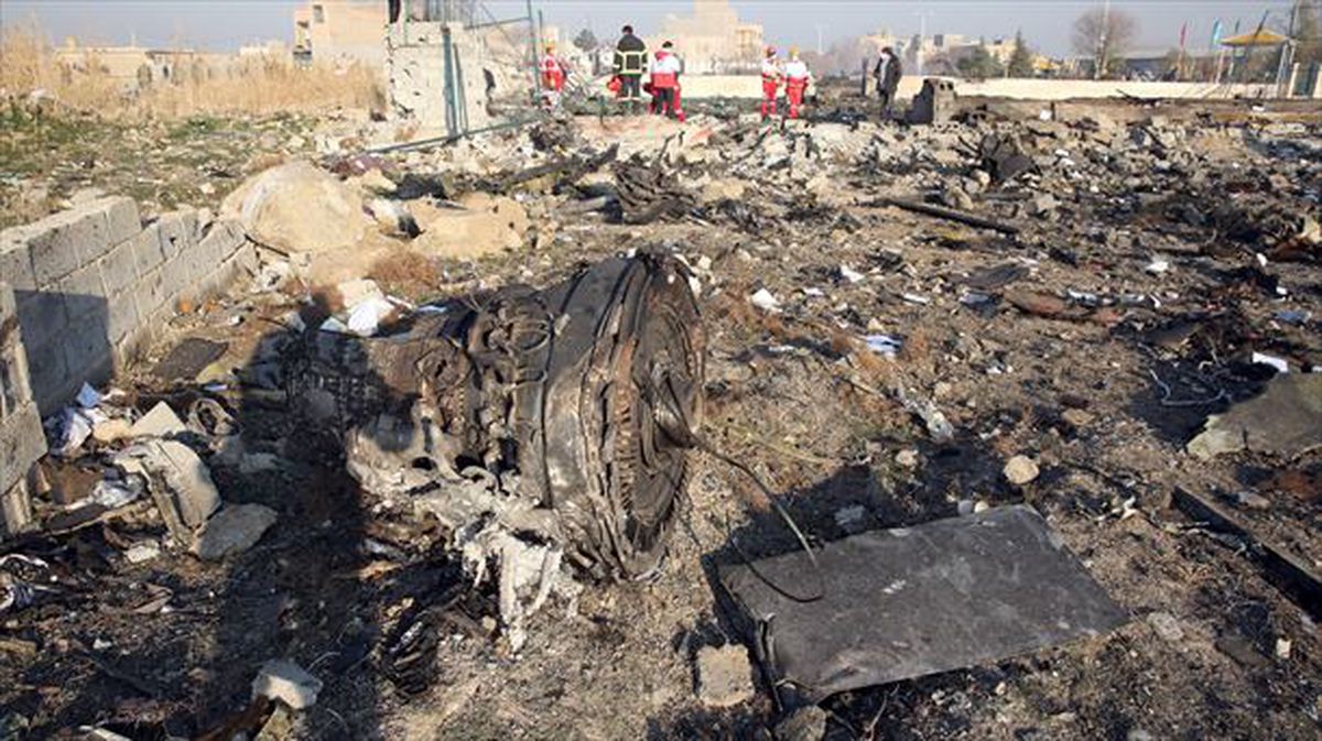 Los restos del avión ucranio en Irán. Foto: EFE. 