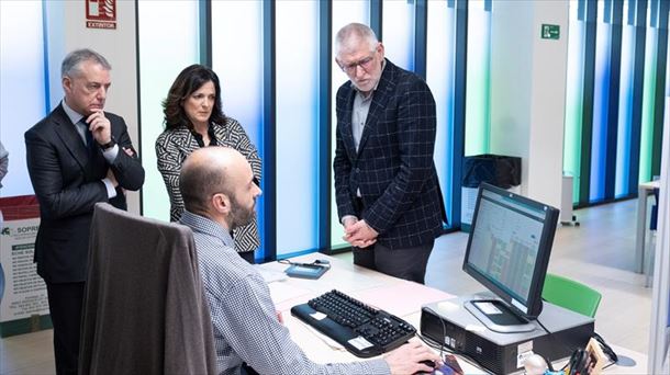 Iñigo Urkullu en la oficina de Lanbide de Salburua (Vitoria)