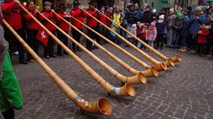 ¿Es un didgeridoo? ¡No! Es... ¡Un cuerno alpino!