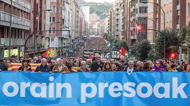 Presoen aldeko manifestazio jendetsua Bilbon.