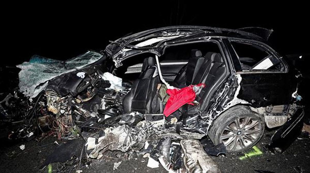 Estado en el que ha quedado uno de los vehículos implicados en el accidente ocurrido en Olagüe. Foto: EFE