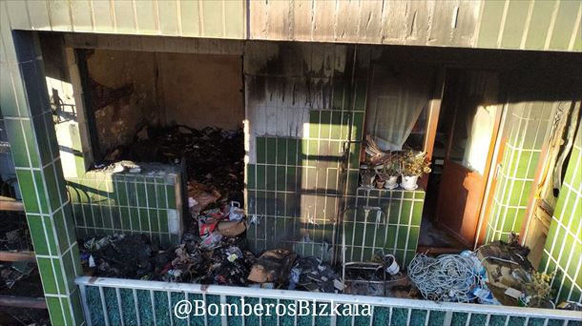 Imagen de la vivienda en la que se ha originado el fuego, en Orduña. Foto: Bomberos Bizkaia.