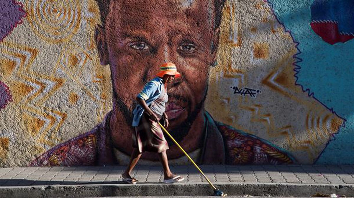 Una trabajadora municipal limpia una calle en Haití, a diez años del terremoto.