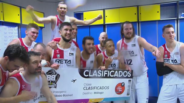 Los jugadores de Bilbao Basket posan con el billete a la Copa