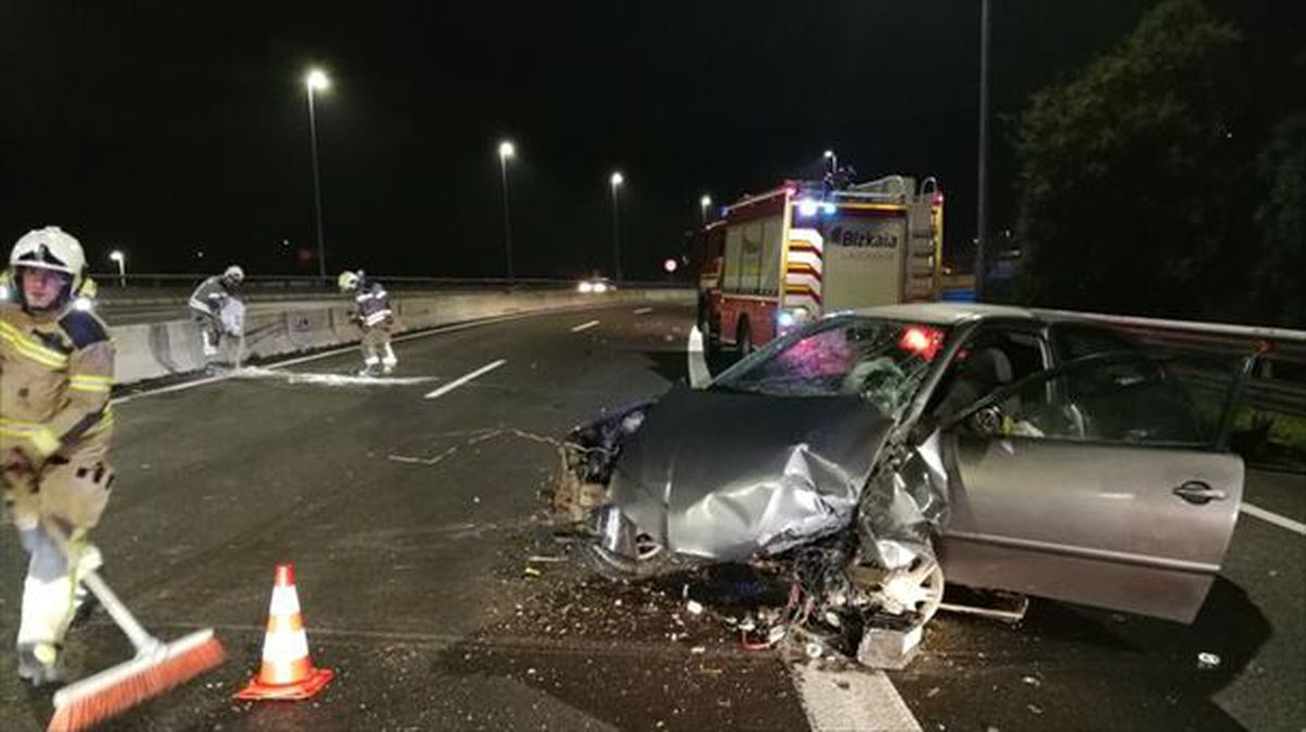 Una persona ha resultado herida al volcar su vehículo en la carretera BI-633, Derio.