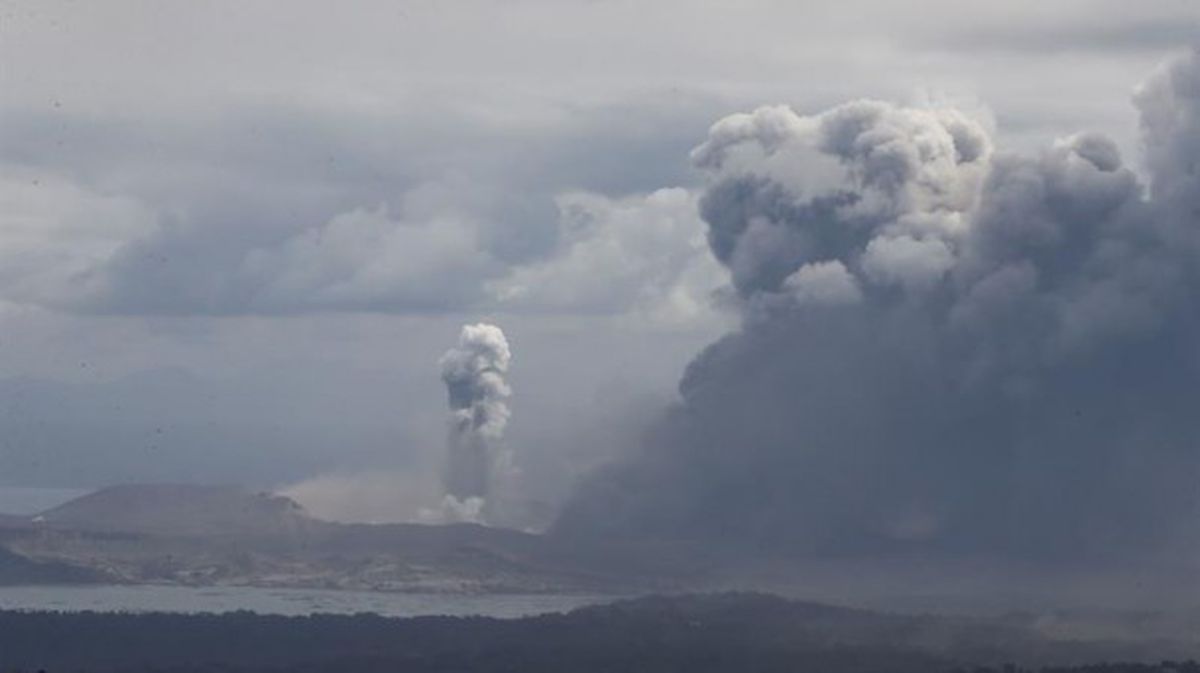 El volcán Taal, en el norte de Filipinas, comienza a arrojar fuentes de lava.