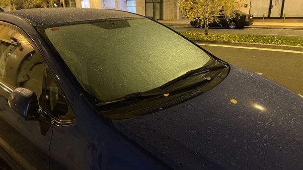 Las heladas llegan también a los coches de Gasteiz