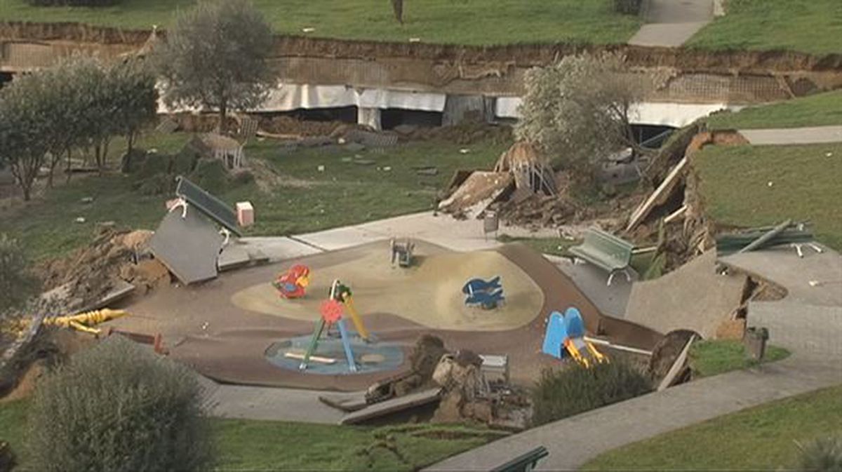 En Santander se hunde un parque infantil