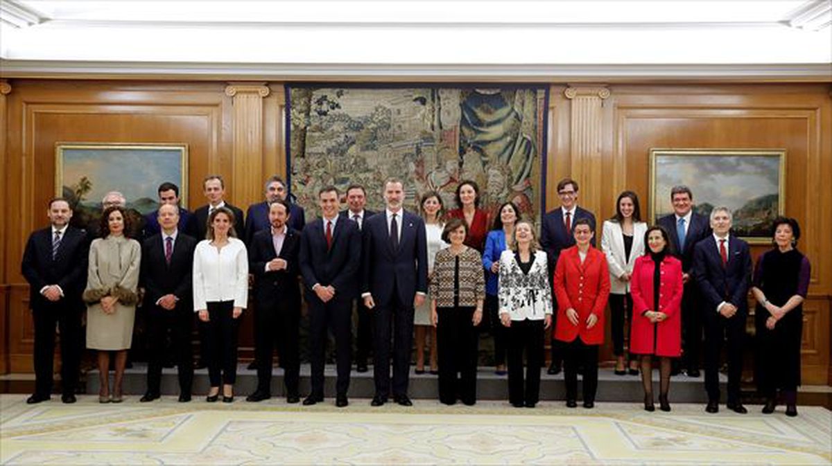 El nuevo Gobierno posa junto al rey Felipe VI