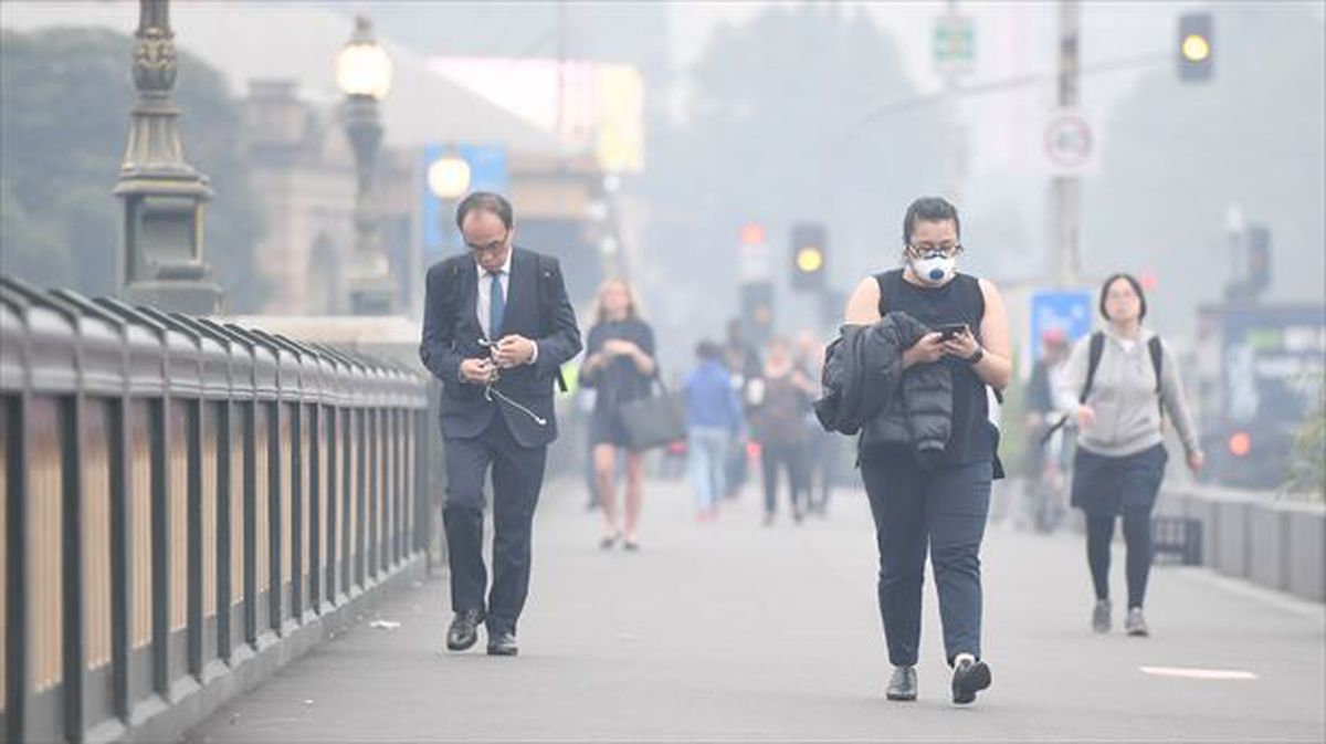 Varias personas caminan por el centro de la ciudad de Melbourne.