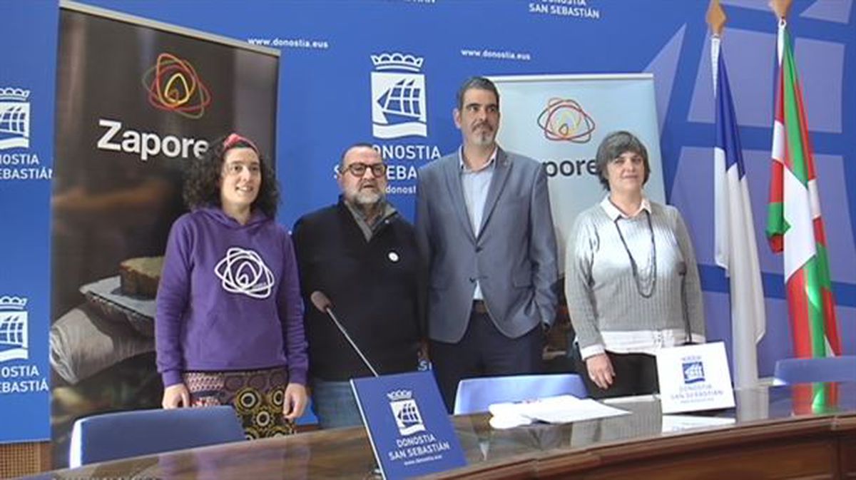 Integrantes de la ONG zaporeak posan con el alcalde de San Sebastián y la representantes de Kutxa