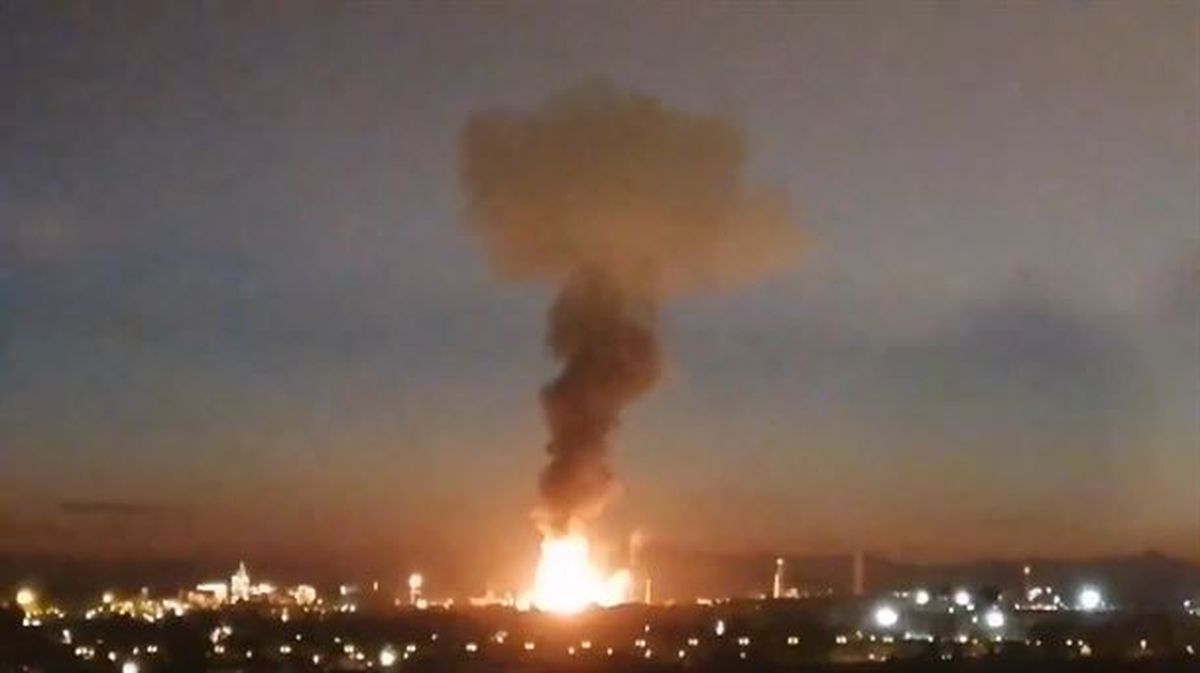 Imagen de la columna de llamas y humo que ha provocado la explosión.