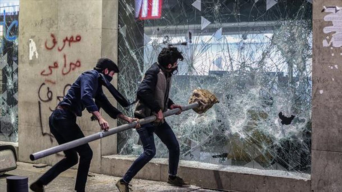Manifestantes rompen el escaparate de una tienda