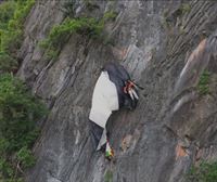 Rescate de un saltador base que quedó colgado en un acantilado de Tailandia