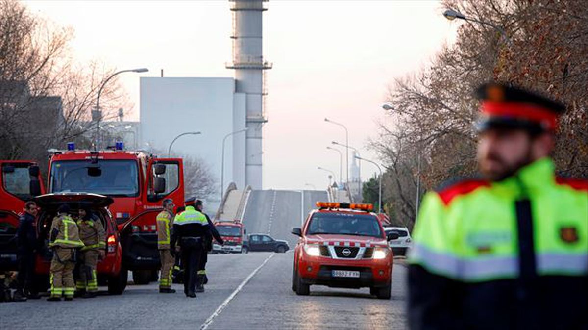 Los bomberos de la Generalitat continúan en la planta petroquímica de Tarragona.