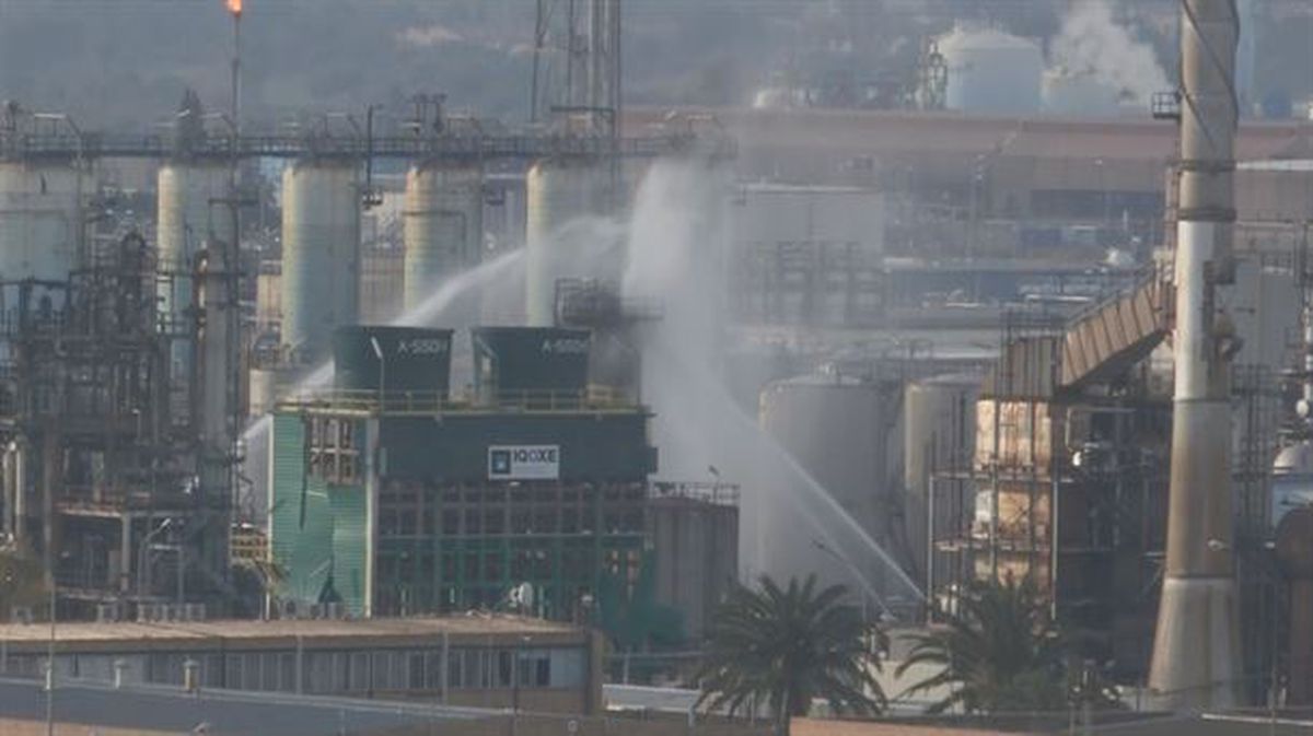 Bomberos refrescan el tanque