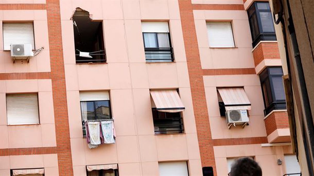 Ventana por la que entró la chapa de hierro. 