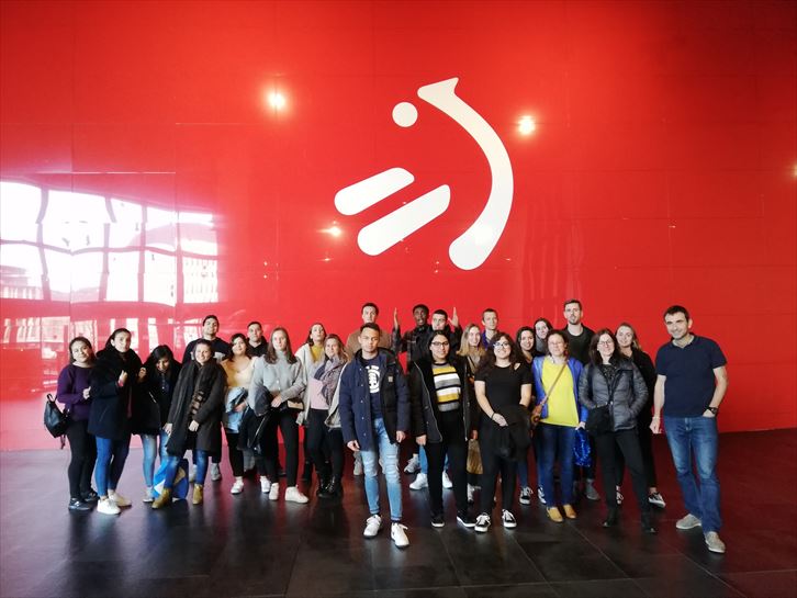 PAU unibertsitateko ikasleak