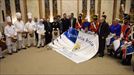 La Unión Artesana recibe una bandera bordada por su 150 aniversario