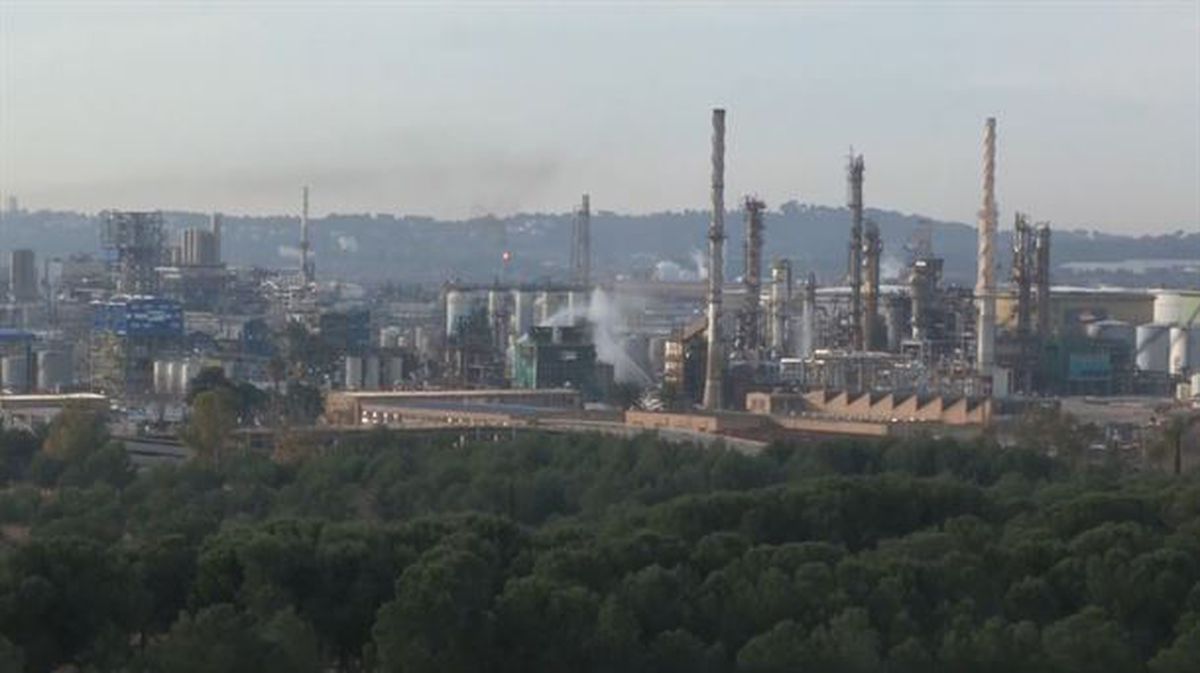 Los bomberos de la Generalitat continúan en la planta petroquímica de Tarragona.