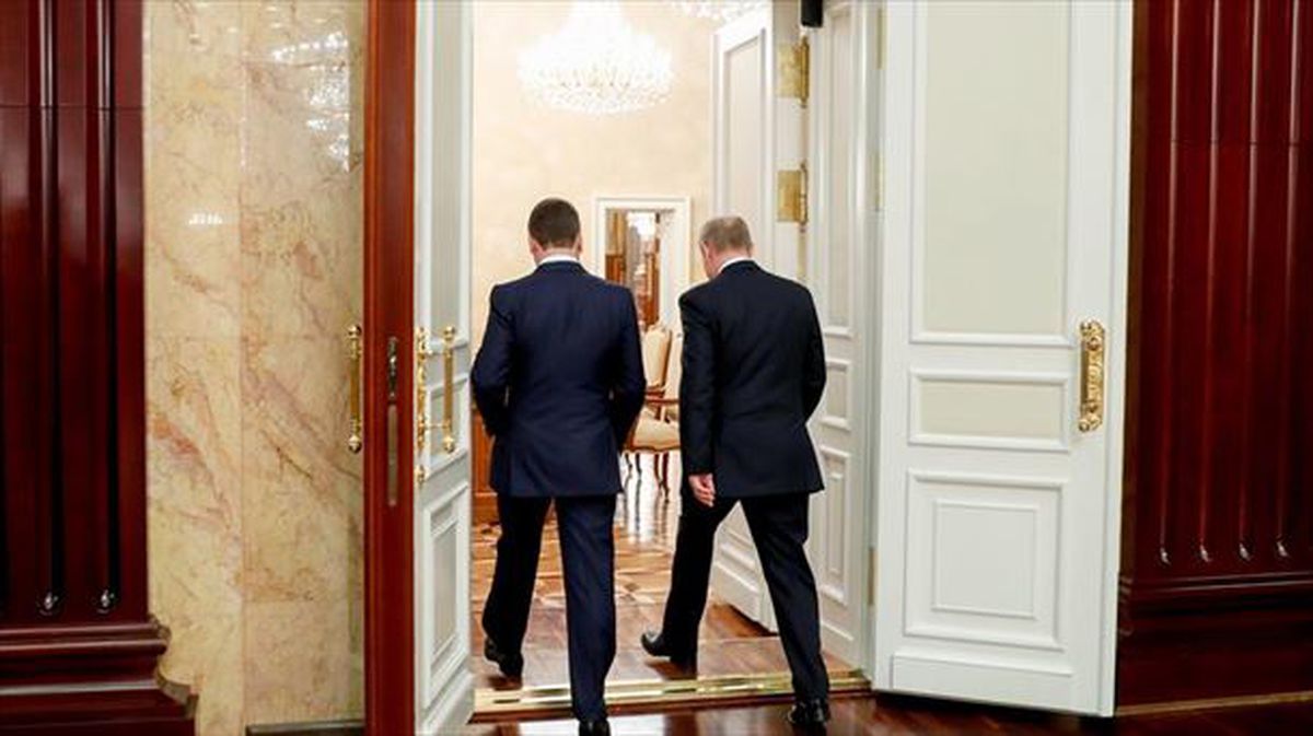 El primer ministro Dimitri Medvedev y Vladimir Putin saliendo de la reunion. 