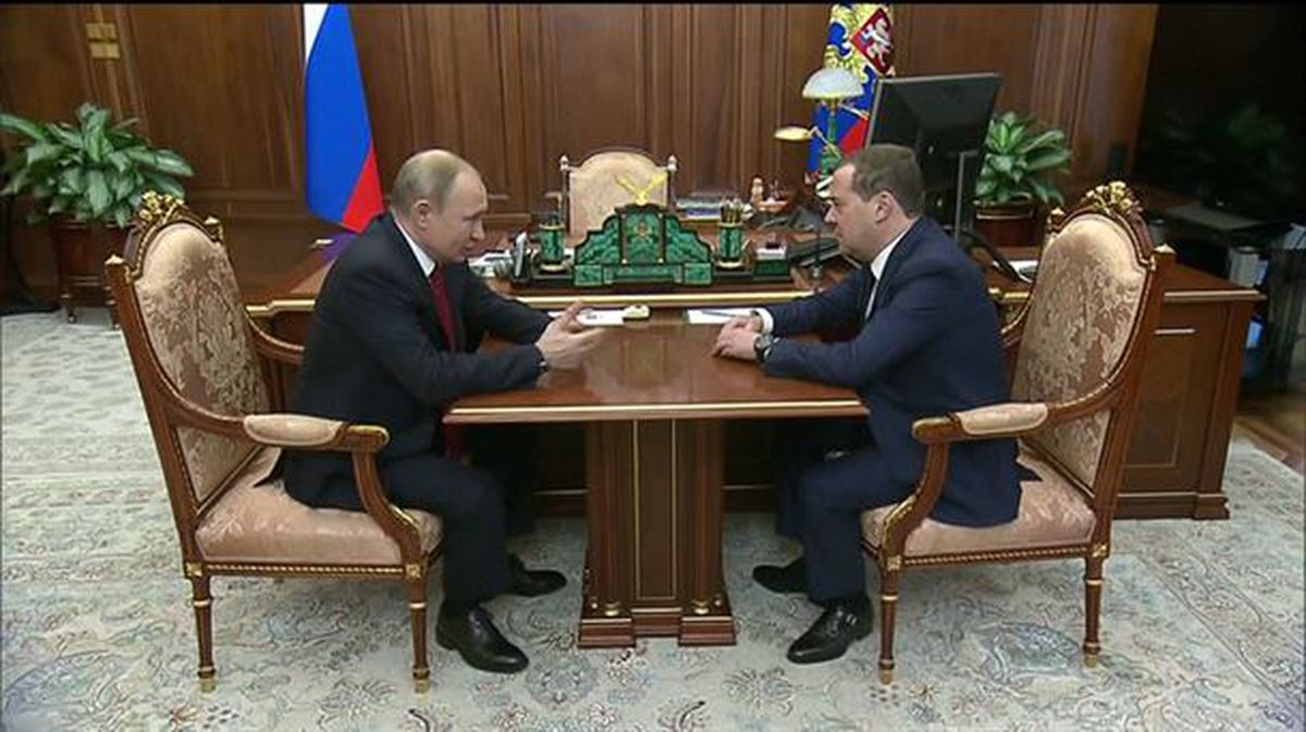 Dimitri Medvedev lehen ministroa eta Vladimir Putin bildu diren aretotik irteten.