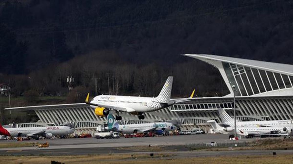 Varios aviones en el Aeropuerto de Loiu.