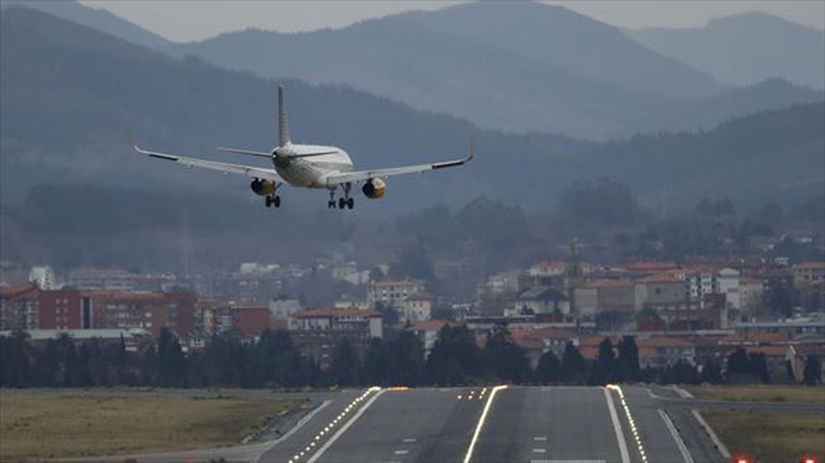Un avión aterrizando en el aeropuerto de Loiu. Foto: EFE
