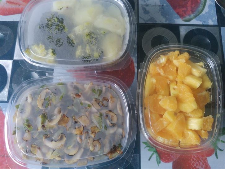 Tapers: brócoli con patata, pasta con campis, cebolla y pimiento, piña