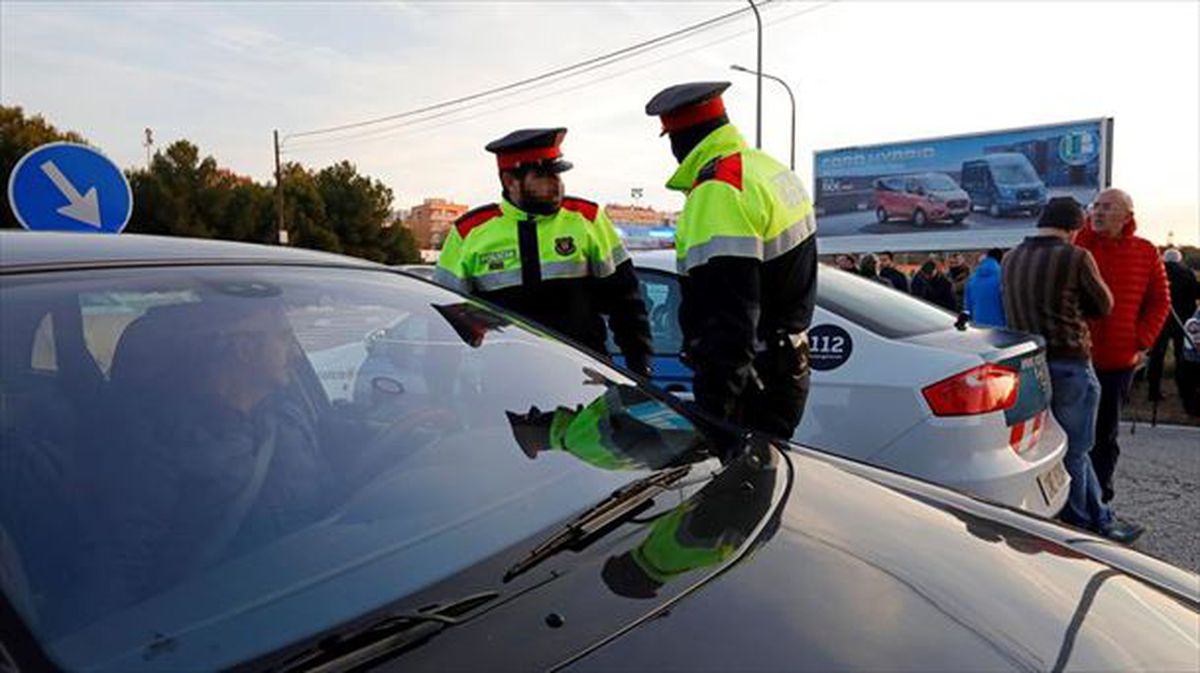 Mossos trabajan en la zona de la explosión. Foto: Efe