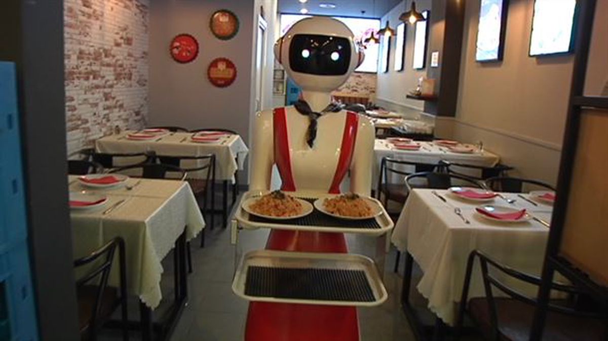 El robot camarero Nomi / EiTB