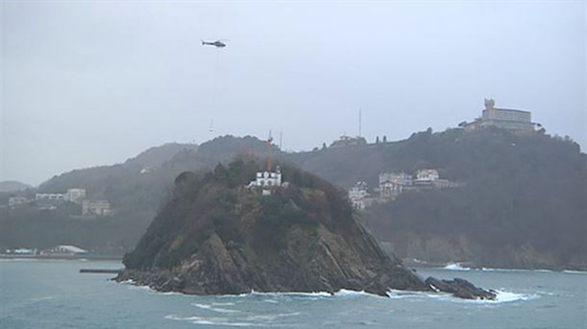 El helicóptero sobre la isla de Santa Clara