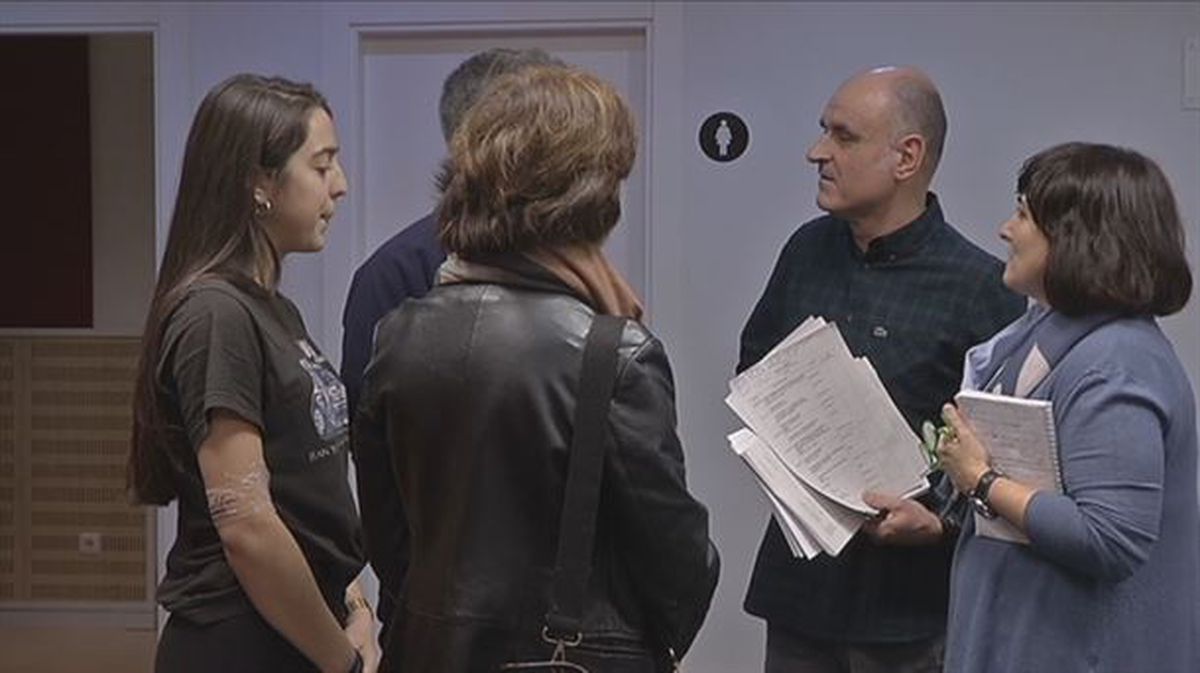 Familia Manzano con los periodistas de Euskal telebista y Euskadi Irratia hablando en EITB