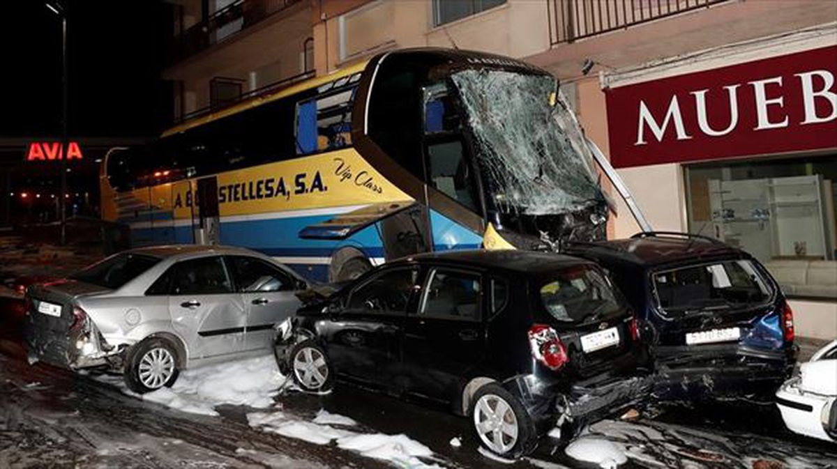 Autobusak 15 auto harrapatu zituen.