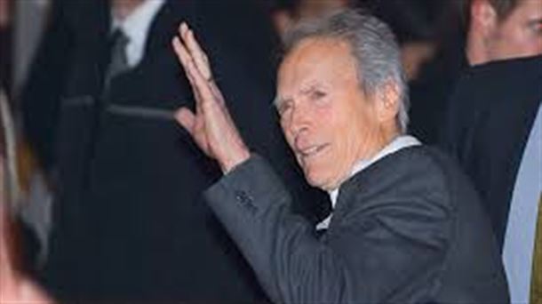 Clint Eastwood eskua altxata agur keinua egiten 