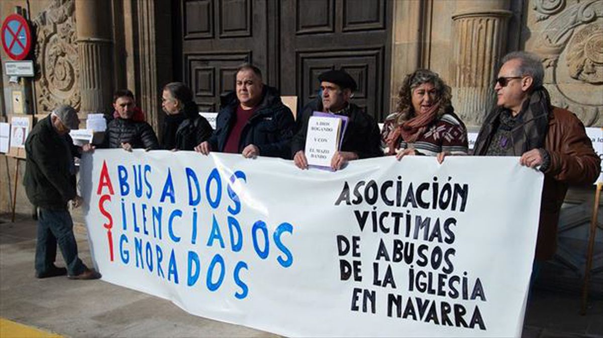 Concentración de víctimas de abusos de la iglesia en Pamplona. Foto de archivo de EFE. 