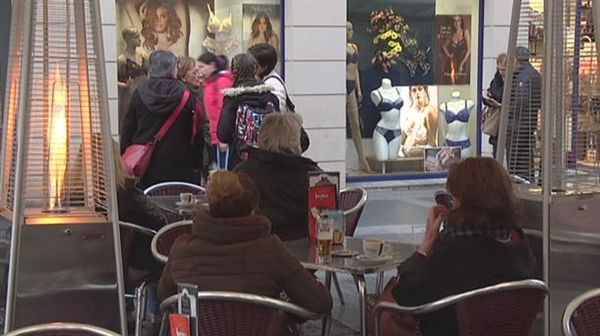 Euskadiko taberna bateko terraza, berogailuekin girotuta