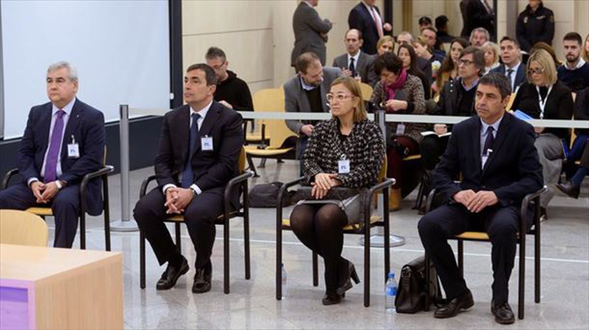 Trapero, Soler, Puig y Laplana, durante la primera sesión del juicio. Foto : EFE