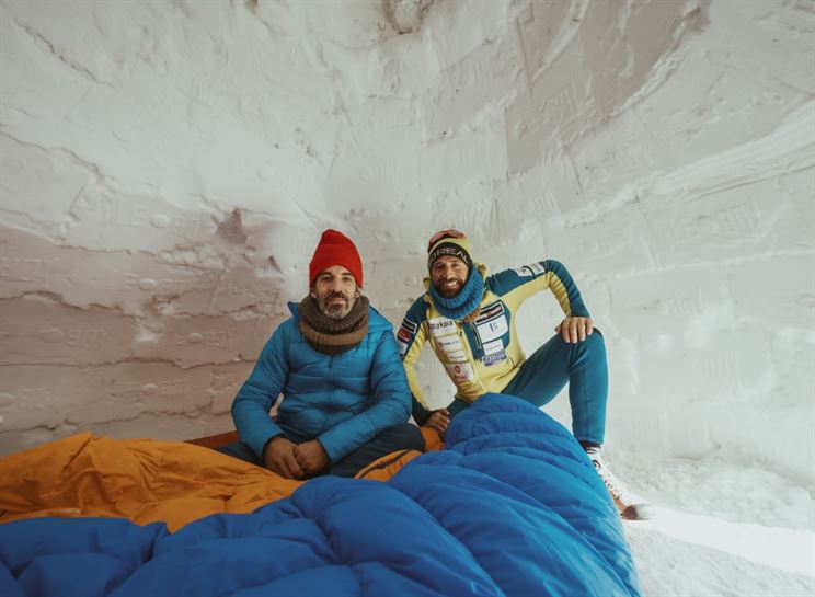 Alex Txikon y Álvaro Sanz dentro del iglú