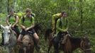Las chicas cabalgan por la selva húmeda de Los Haitises
