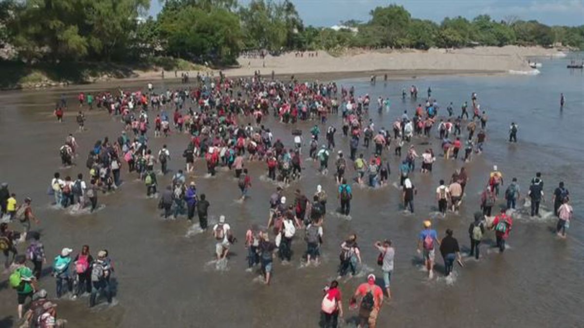 Migrantes cruzan el río Suchiate