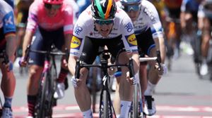 Sam Bennett, azkarrena esprintean eta lehen liderra