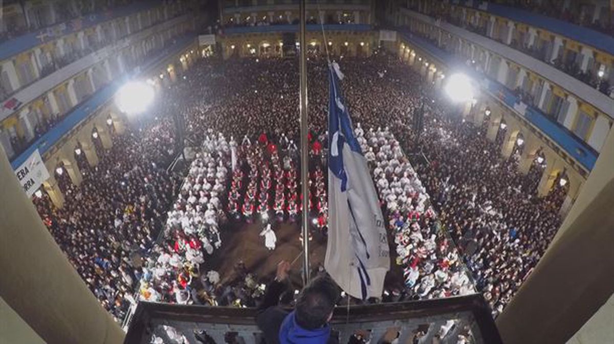 Kostituzio plazako irudia, liburutegitik hartuta San Sebastian martxa jotzen festa amaieran