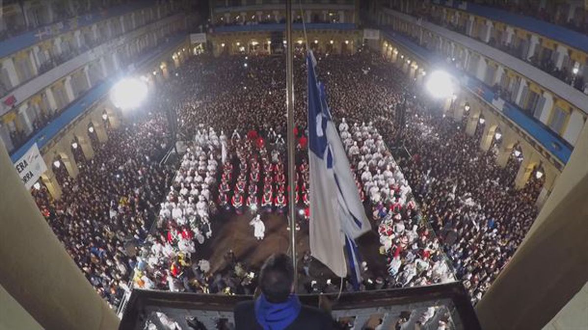 Panorámica de la arraida de la bandera en la plaza de la Consitución, abarrotada de gente