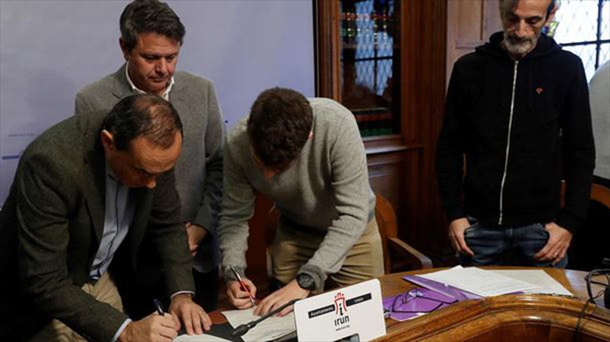Firma del acuerdo presupuestario en Irun. Foto: Efe