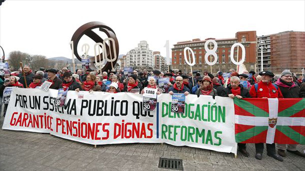 Concentración semanal de los pensionistas en Bilbao.